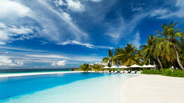 Maldives.Infinity-pool-overview.-Velassaru-Image-Bank-620x349